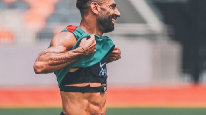 逆天身材！33岁萨拉赫掀起球衣露出腹肌，身材健硕&红军最粗大腿