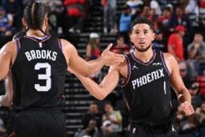 布克:比赛打得不容易 我们有狄龙古德温能适应高强度对抗